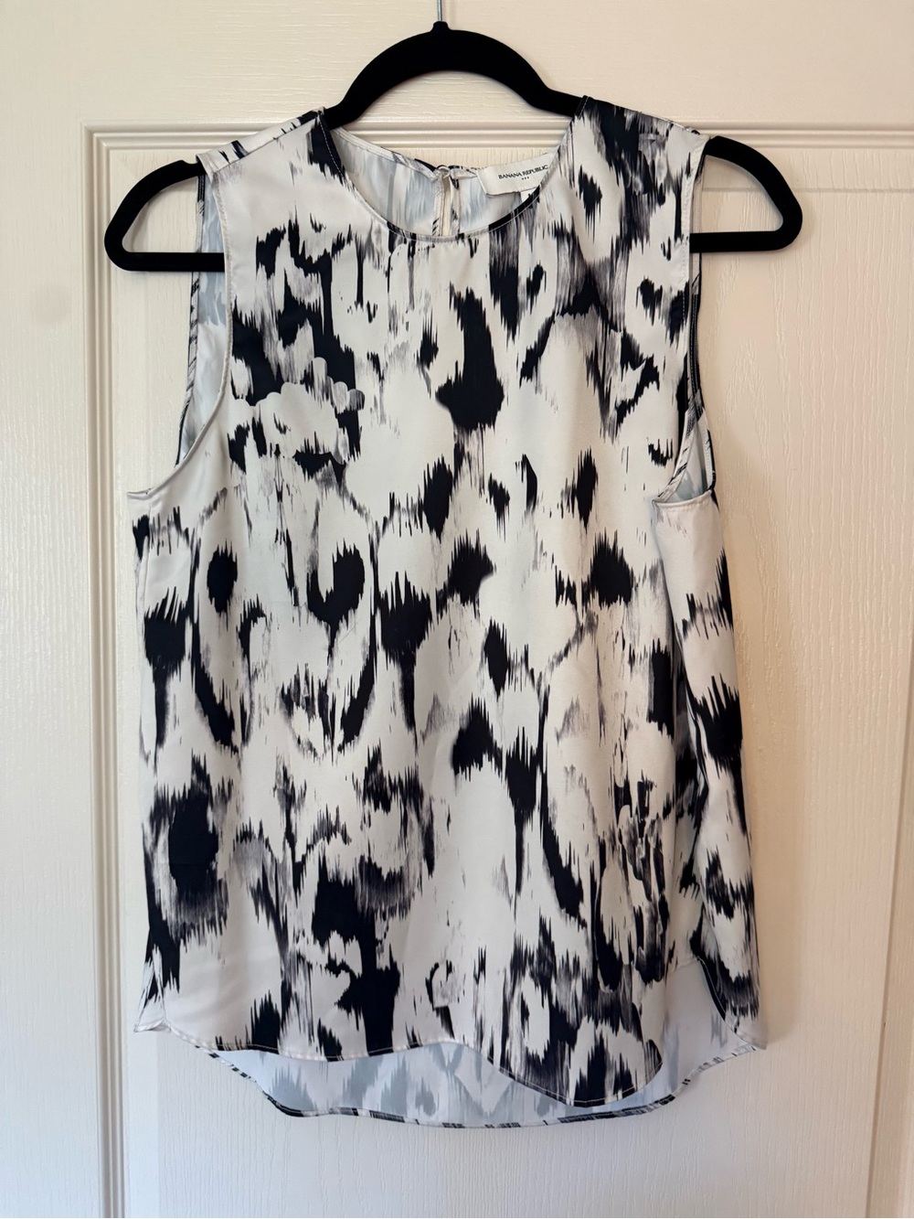 Banana Republic Black and White Abstract Print Sleeveless Top